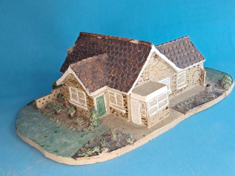Vintage Liliput lane (have glued,and small chips.you can see on photo.).  AS SEEN. 