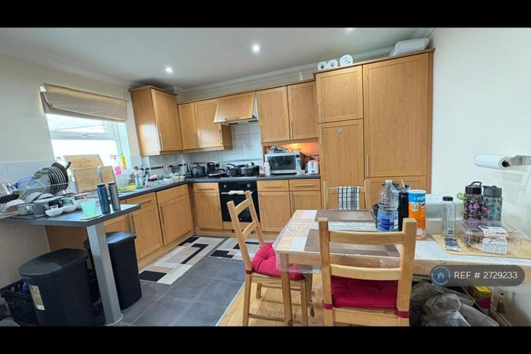 2 bedroom flat in White Lodge Close, Isleworth, TW7 (2 bed) (#2729233)