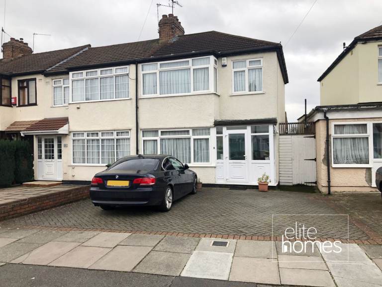 Great location Three bedroom end-of-terrace house with a large garden in Edmonton, N9.