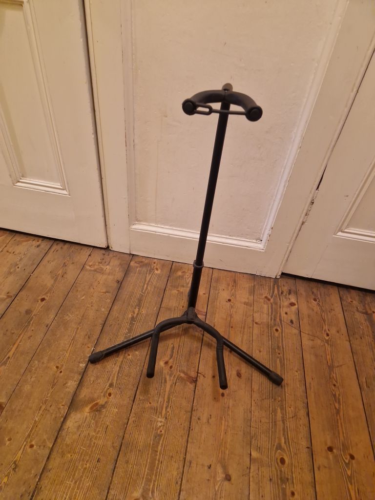 Black Guitar Stand – Good Condition