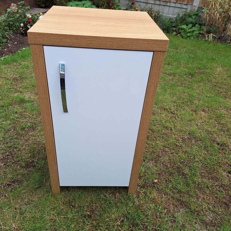 Fish tank cabinet