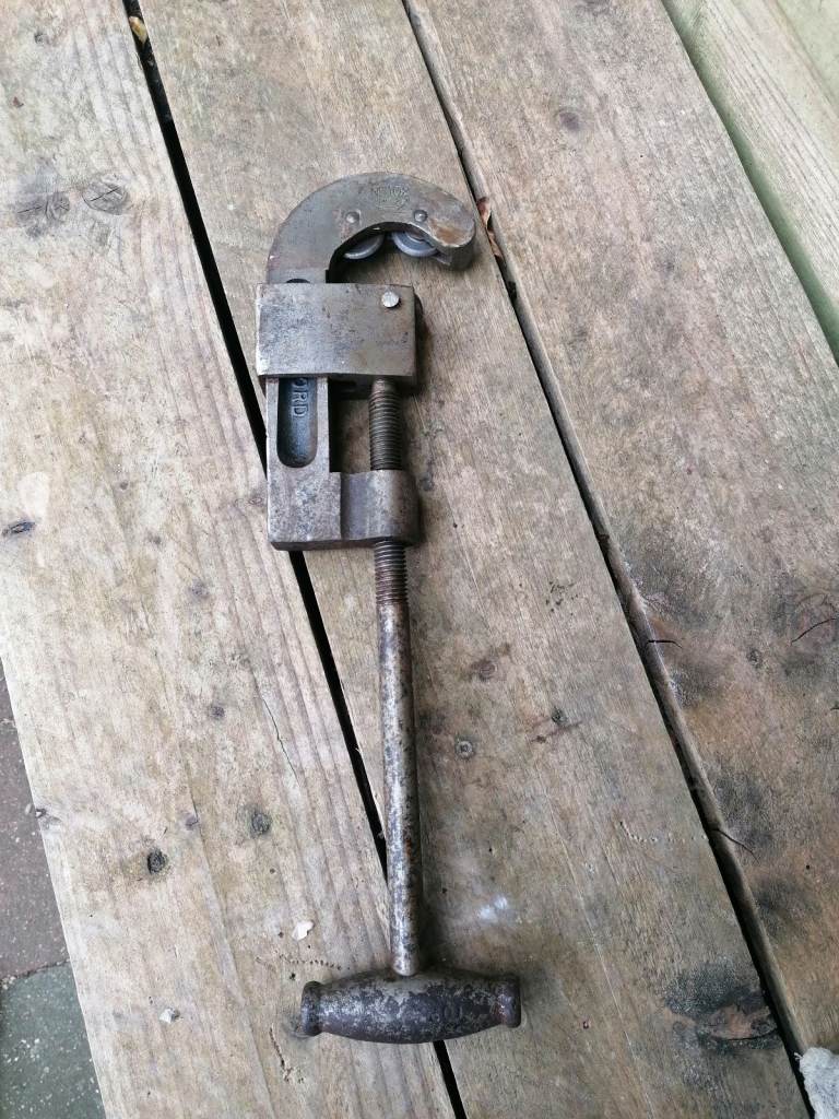 Record 102 1/2 - 2 inch pipe cutter