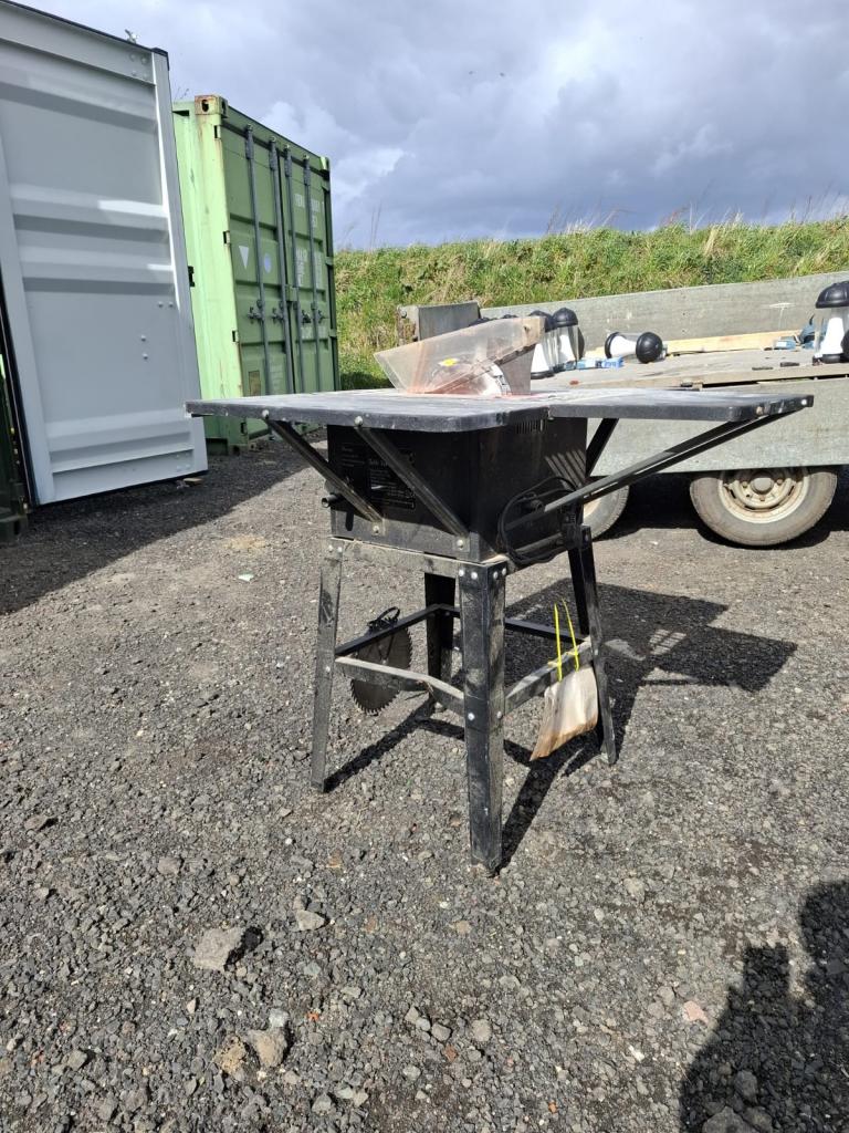Sip table saw .adjustable tilt and lower table plus spare blade ,can be seen working.great wee saw