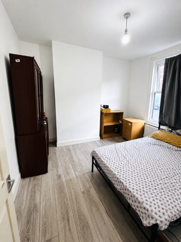 Room available to rent