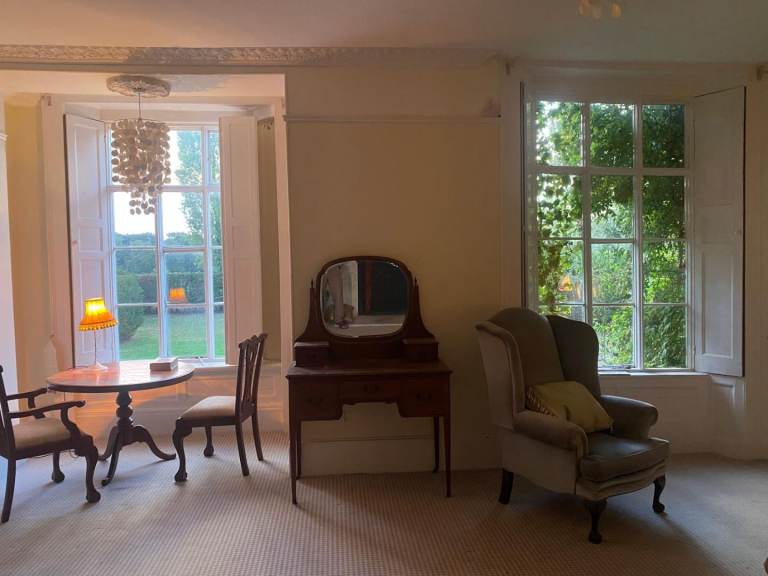 Huge room with ensuite and fourposter to let all inclusive