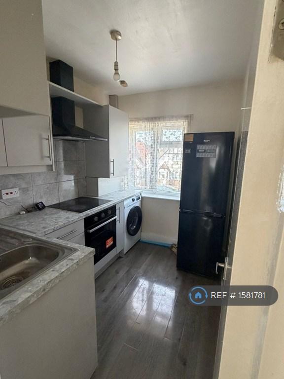 2 bedroom flat in North Hyde Lane, Hounslow, TW5 (2 bed) (#1581781)