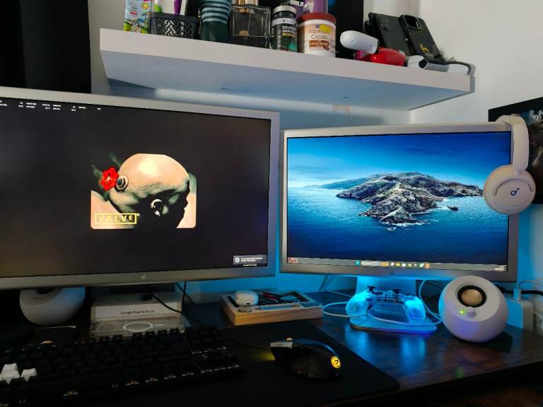 Two Apple Cinema display 23" and 20"