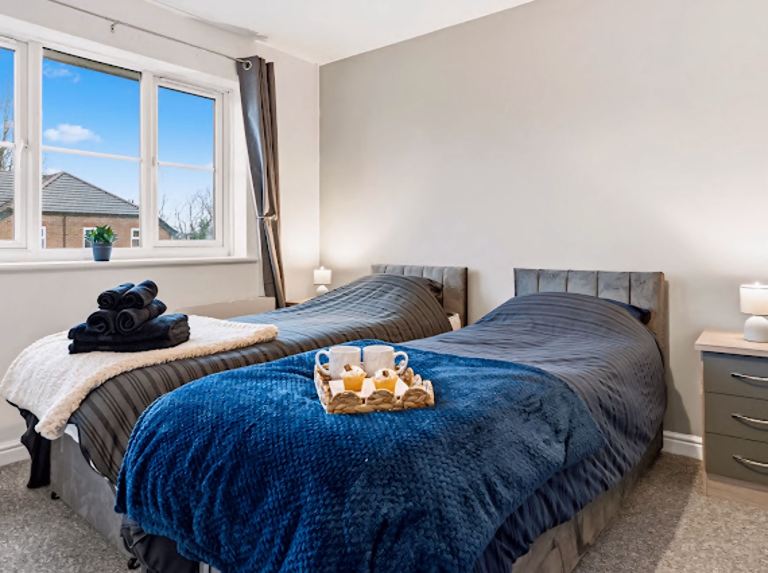 Near Christies/ long stay perks /Zip Beds/Sleeps 5