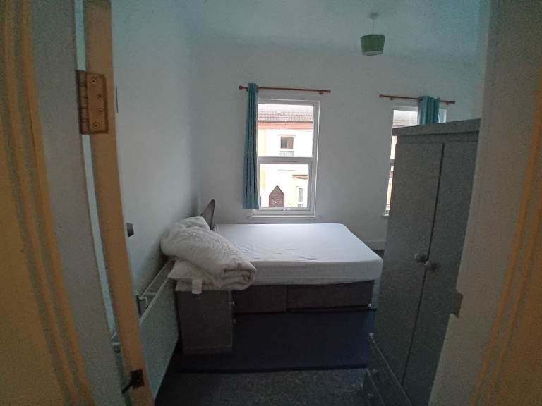Room 4 ensuite, L7 2PZ 