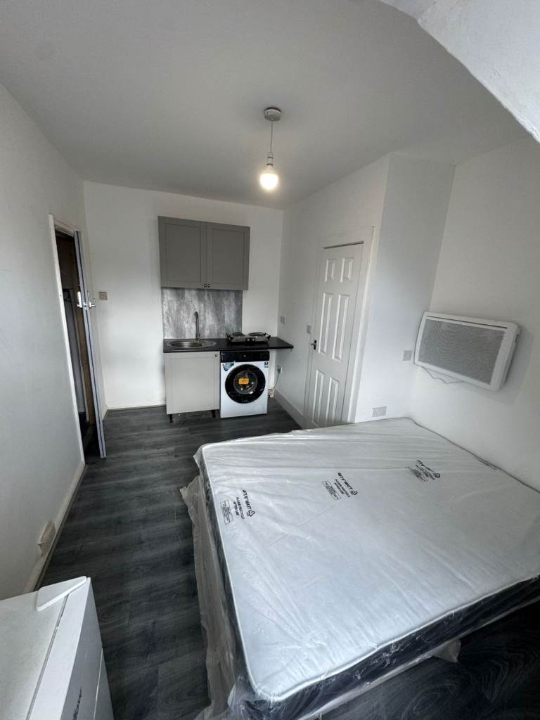 FULLY FURNISHED STUDIO FLAT TO RENT in Burnt Oak HA8, £1,180 PCM