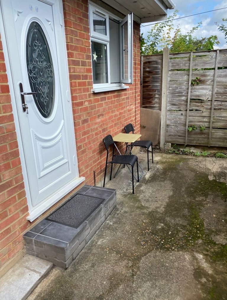 STUDIO FLAT - SLOUGH