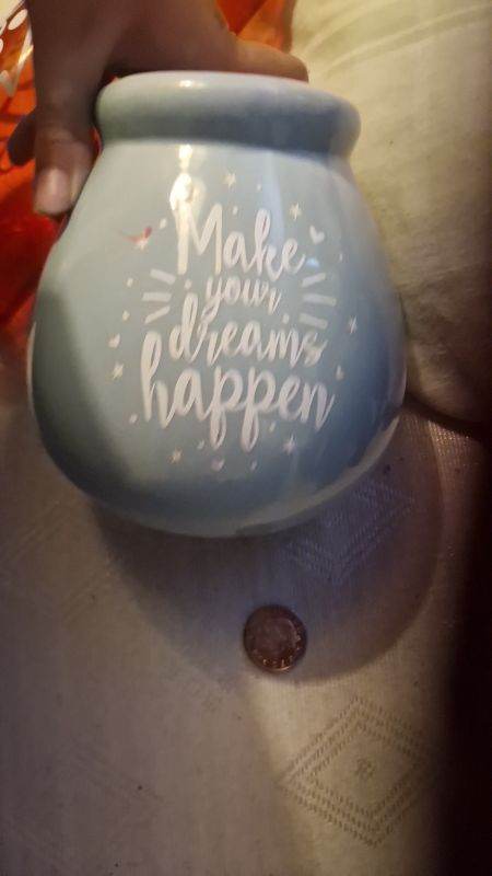 Ceramic Pot with 'Make Your Dreams Happen' Slogan