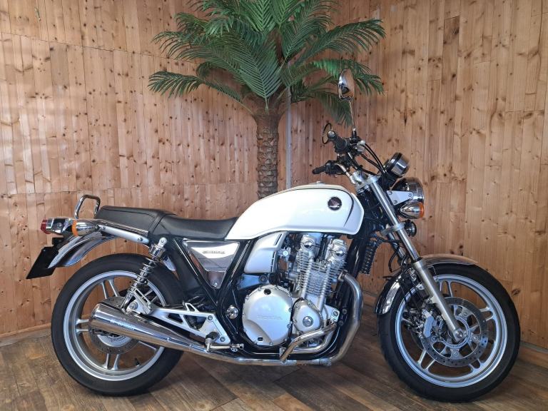 HONDA CB1100 A-D - 2013 - 13900 MILES - MORIWAKI HONDA EXHAUSTS + EXTRA'S