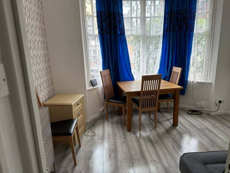 Flat in Glenfield Road, Leicester LE36AT