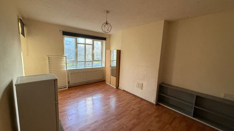 LARGE ROOM TO RENT (SINGLE PERSON ONLY) 
