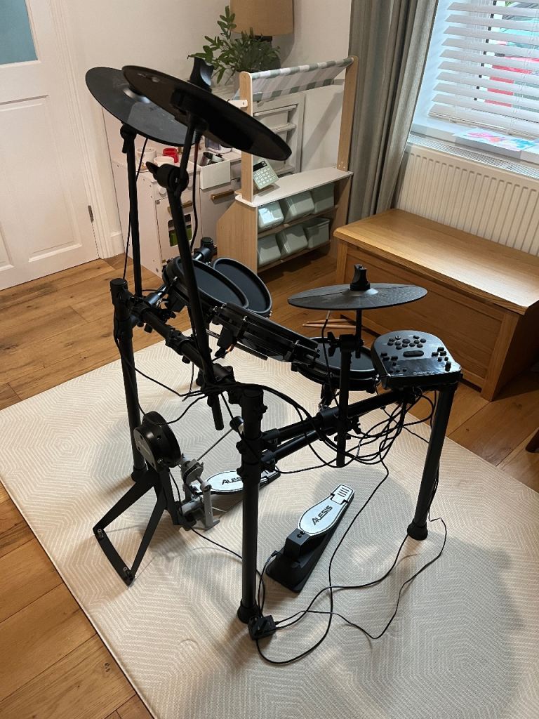 Electrictronic Drum Kit - Alesis Nitro Mesh