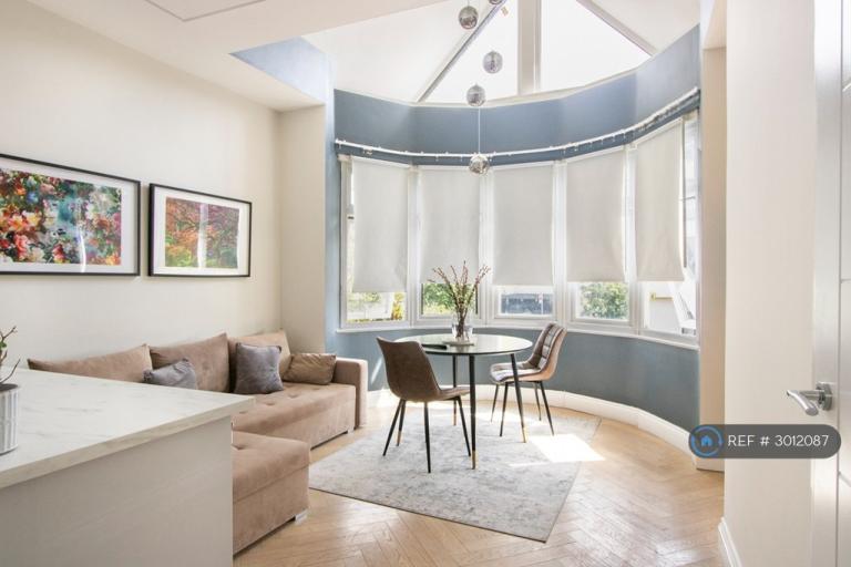 1 bedroom in Roxborough Avenue, Harrow, HA1 (#3012087)