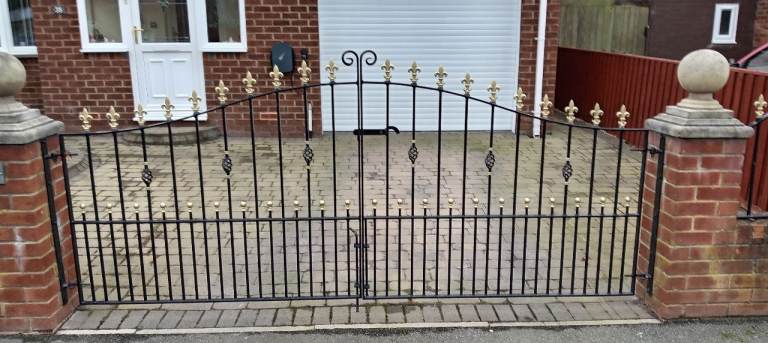 Wrought iron Gates and Fence Heavy duty 10FT drive span Galvanised Excellent condition