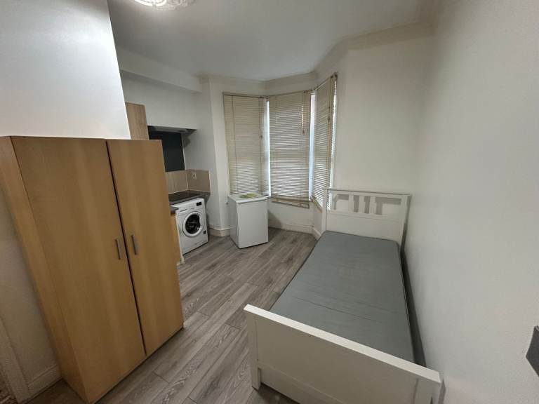 STUDIO FLAT EYNHAM ROAD WHITE CITY W12 0HA