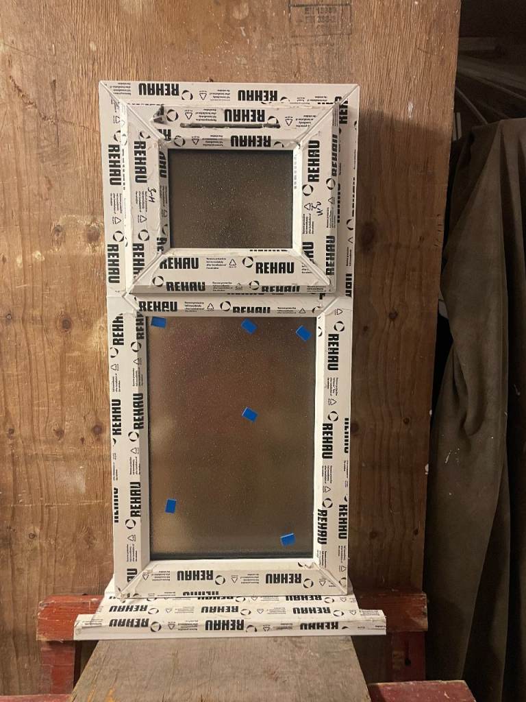 H 89.5 x W 42.5 cm-SMALL BRAND NEW REHAU UPVC DOUBLE GLAZED WINDOW OBSCURE (BATHROOM) (REF: SJ477) 