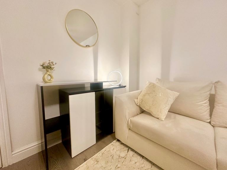 Freshly Refurbished House - Private Rd - Parking Bays