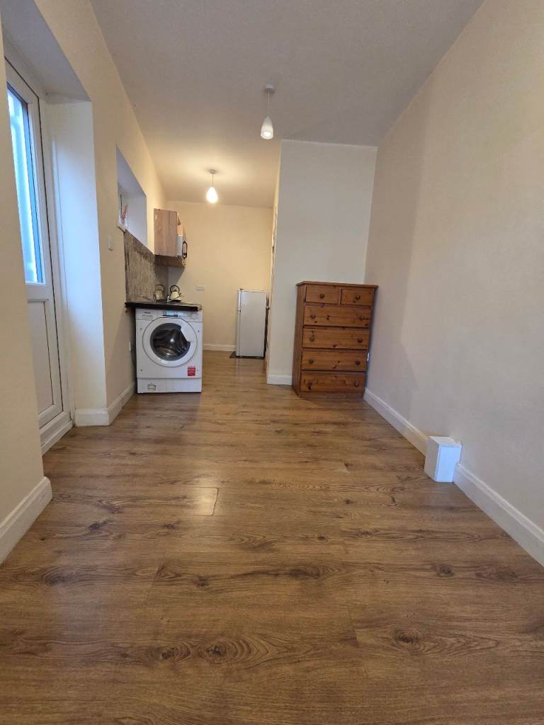 Studio flat, Worton Way,Isleworth,TW7 4AX