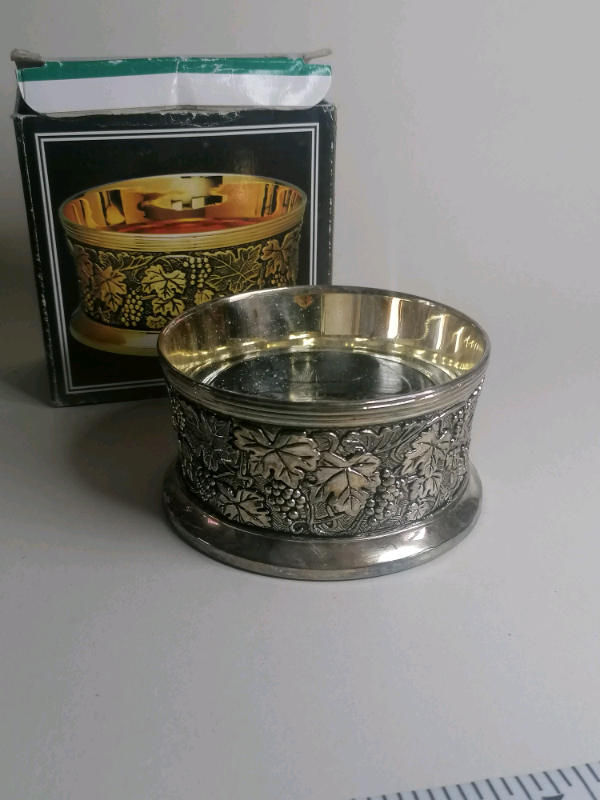 2,5 inch vine bottle holder. Brand new.. 