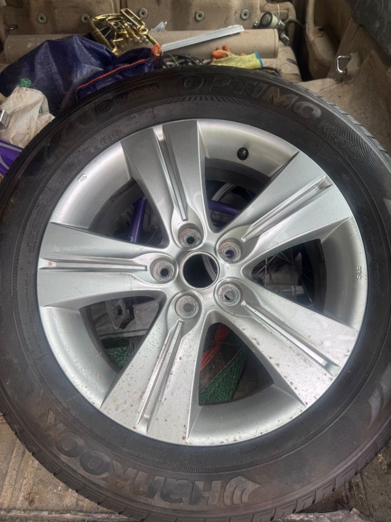 Kia sportage 2010 225/60 17 hankook tyre and alloy wheel 1 only