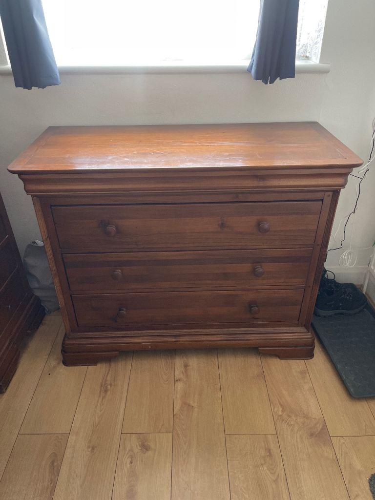 Solid Wood Chest of Drawers – Good Condition