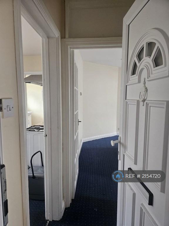 1 bedroom flat in Canterbury Avenue, Slough, SL2 (1 bed) (#2154720)