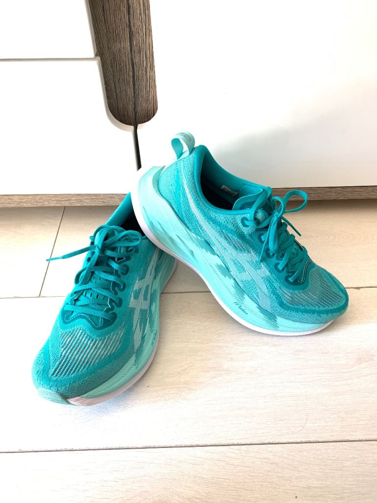 Asics   Superblast 2 unisex adult running trainers size 6.5/40.5 
