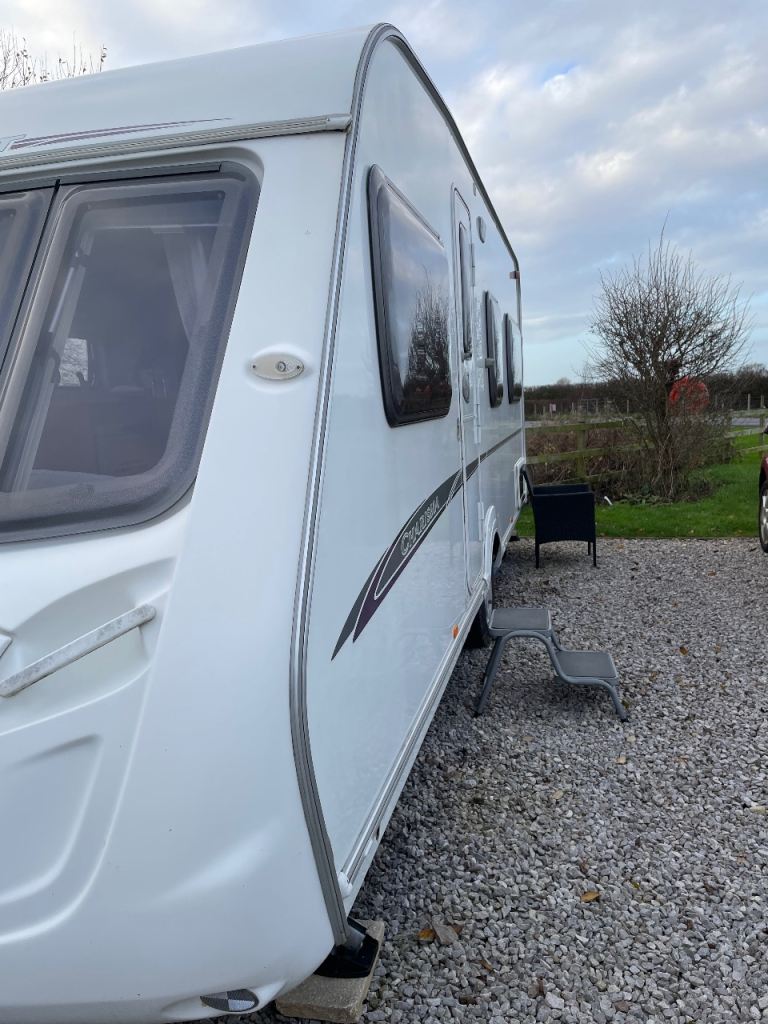 Swift charisma 2008 4 berth fixed bed