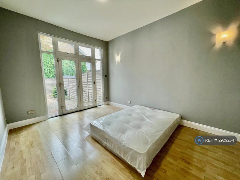 2 bedroom flat in Hanger Lane, London, W5 (2 bed) (#2929254)
