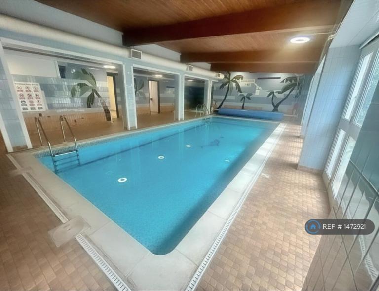 2 bedroom flat in The Falcons, Clapham, SW11 (2 bed) (#1472921)