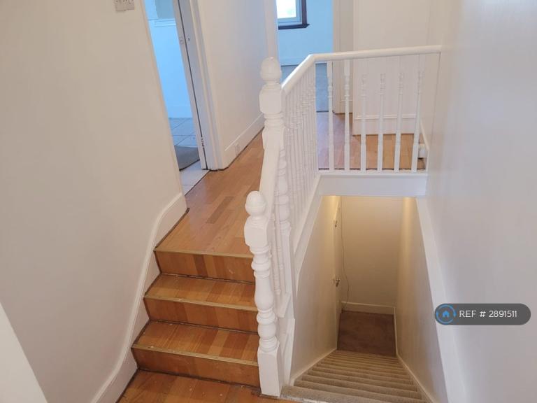 1 bedroom flat in Hither Green Lane, London, SE13 (1 bed) (#2891511)