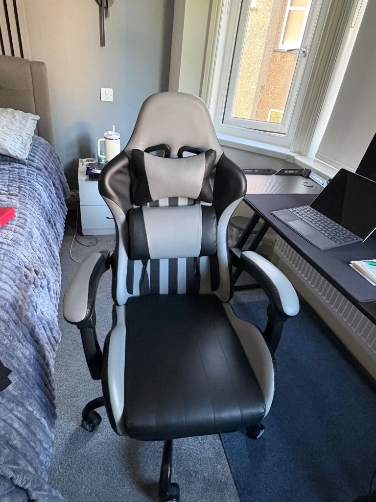Desk / gaming desk and chair 