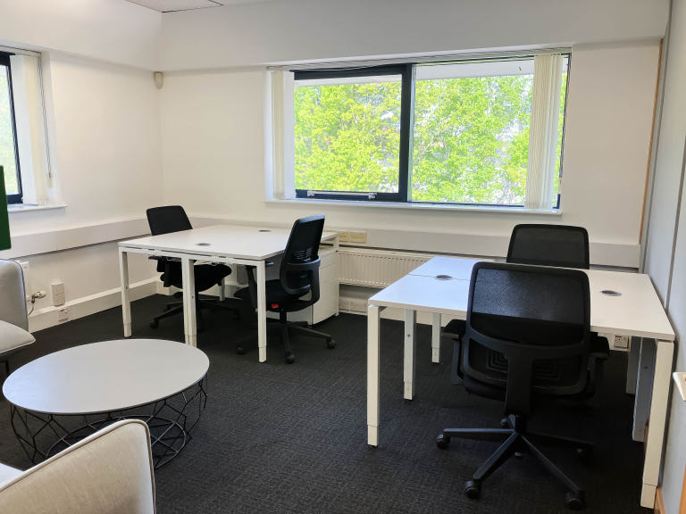 Preston - PR22YB \ Large Office Space Ideal for Up to 15 Desks