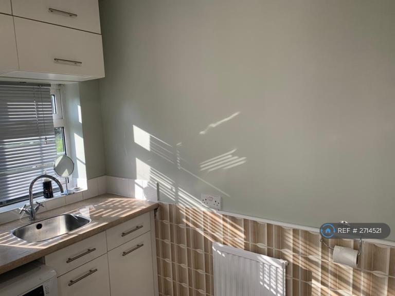 5 bedroom house in Noak Hill Road, Romford, RM3 (5 bed) (#2714521)