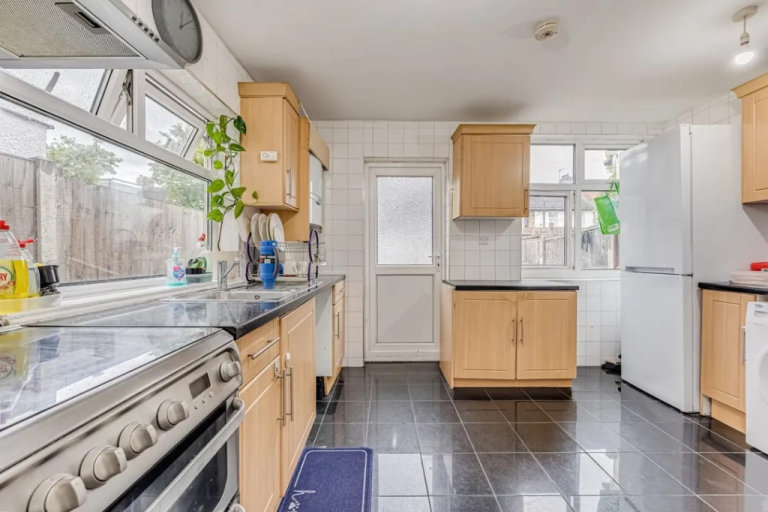 Double Room near Phipps Bridge Tram Stop in Mitcham and Share the Bills