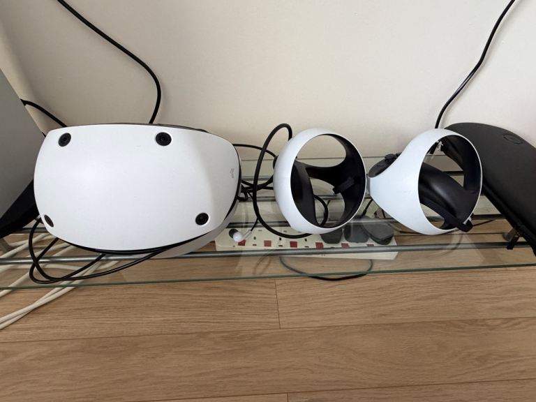 PSVR2 Headset and controllers 