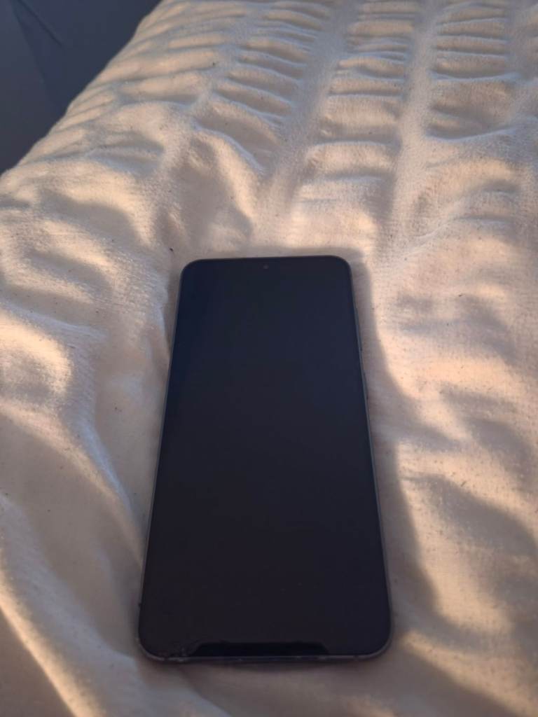 Samsung S23 - Grey, slight Screen damage dont effect use of the phone 