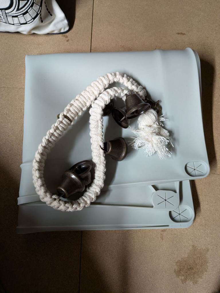 Plastic puppy pad and bells 