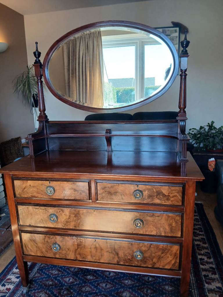 Pretty Mahogany & Walnut Dressing table with an Oval mirror