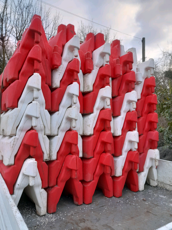 Water Fillable Plastic Red And White Hog Barriers*Traffic/Site Barrier