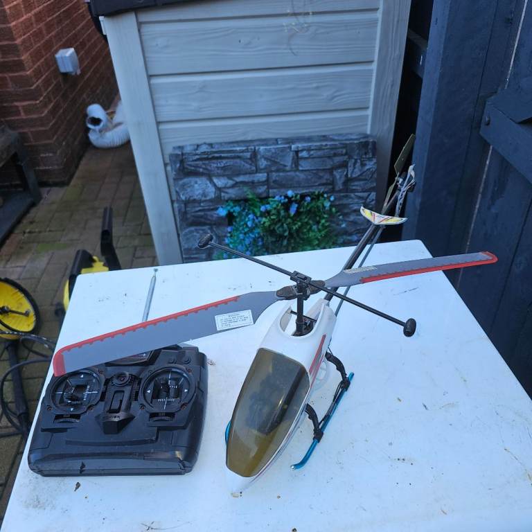 Remote control helicopter 
