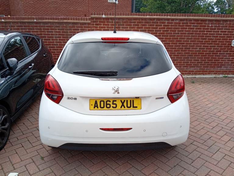 Peugeot 208. Hatchback. Blue HDi Allure