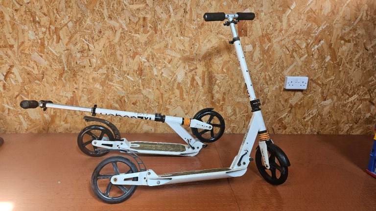 folding teen/adult kick scooter with footbrake - 1 remaining