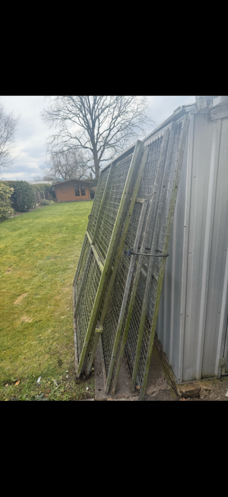 Galvanized dog run panels