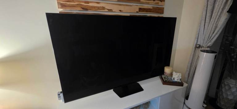 “Samsung Neo QLED 65” – cracked screen – for parts”