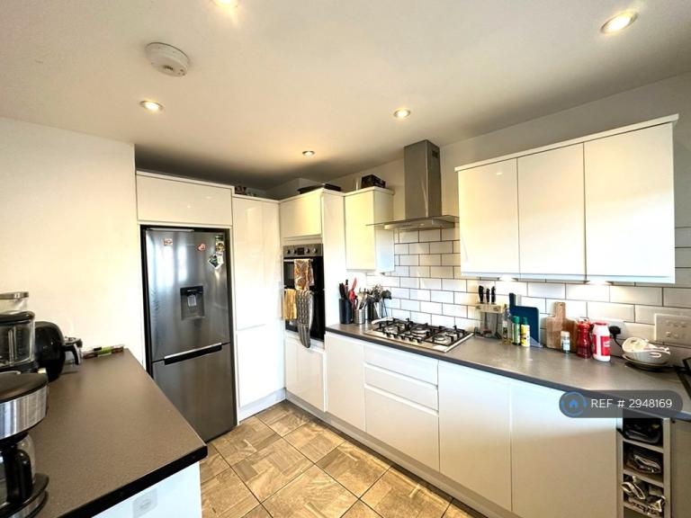 5 bedroom flat in Chaucer Court, London, N16 (5 bed) (#2948169)